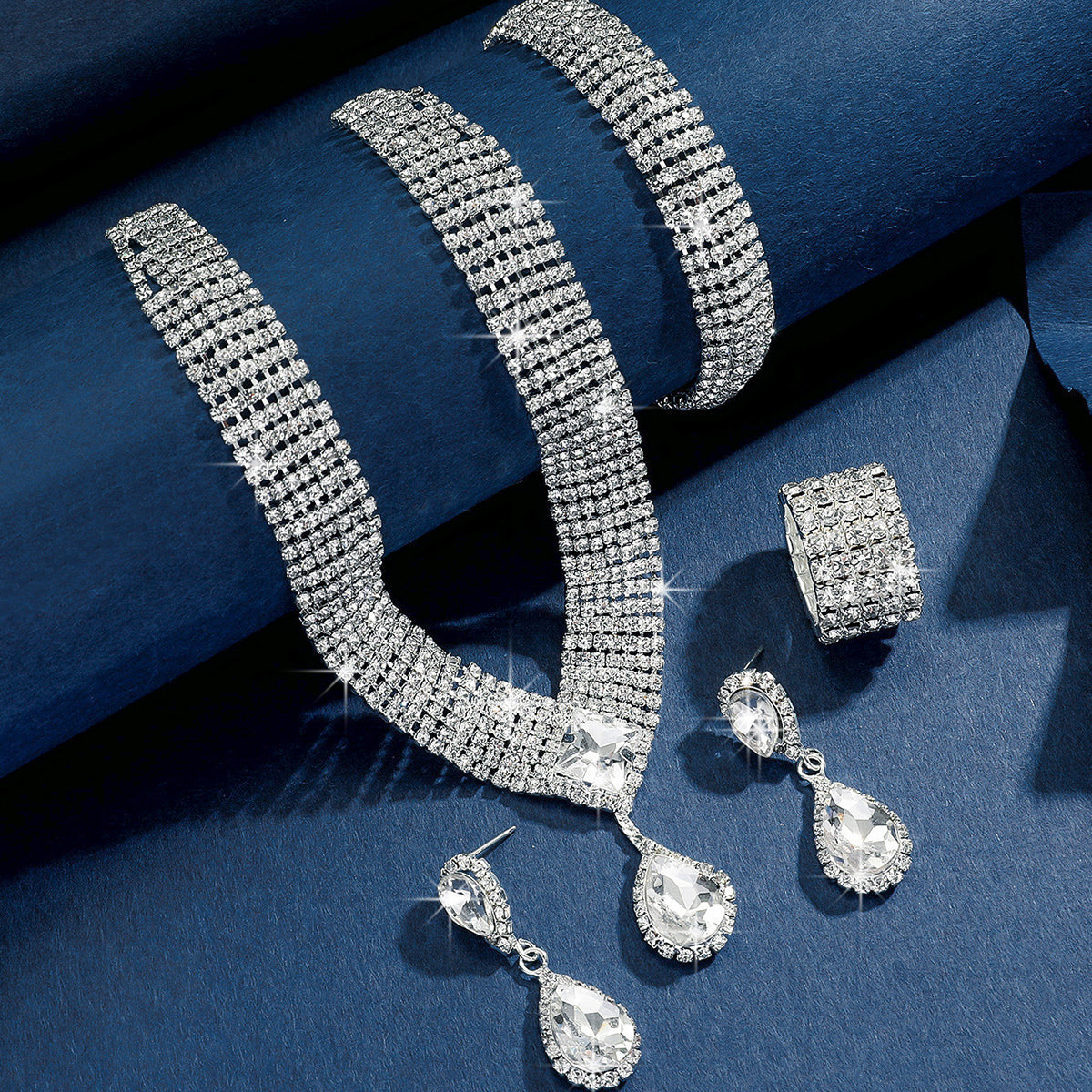 Fashionable And Luxurious Sparkling Diamond Jewelry Set For Evening Parties